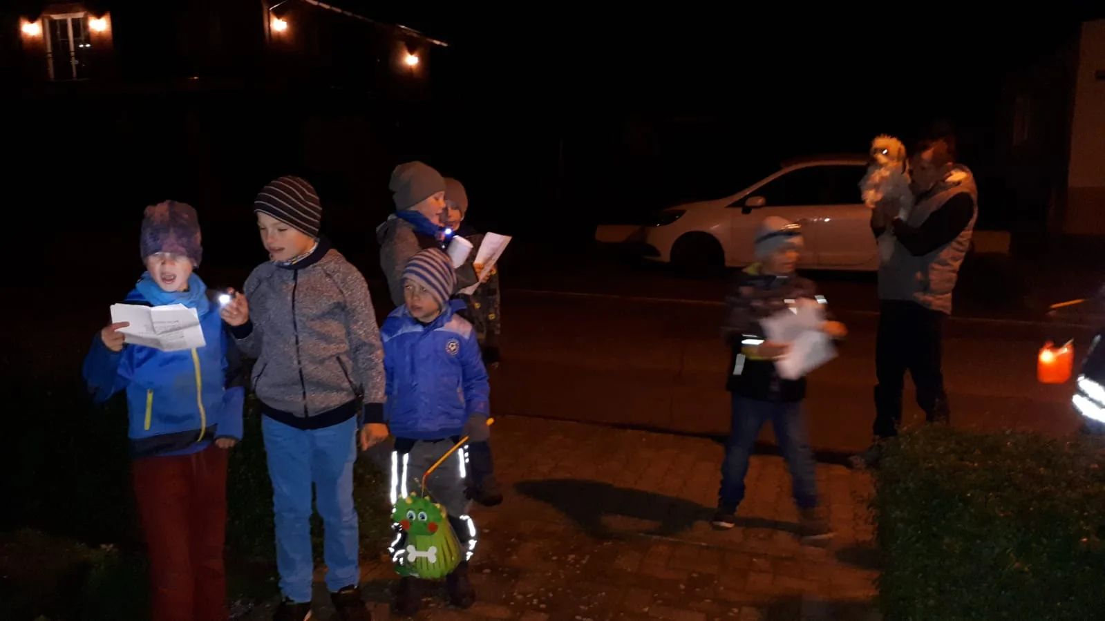 Kinder und Jugendliche beim Martinsingen in Naugarten