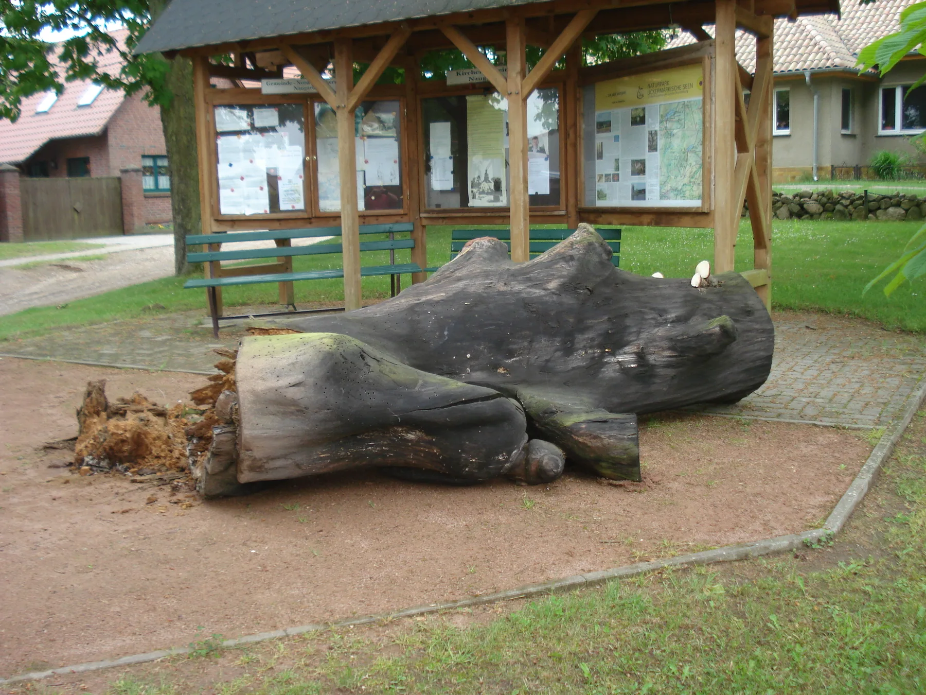 Umgestürzte ursprüngliche Mutter-Mölkasch-Figur